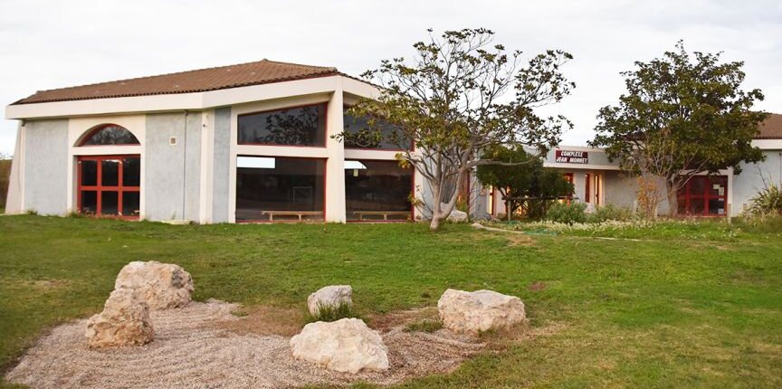 Le complexe Jean Monnet à Rognac, aux fenêtres rouges, précédé d'un jardin sec à la japonaise.